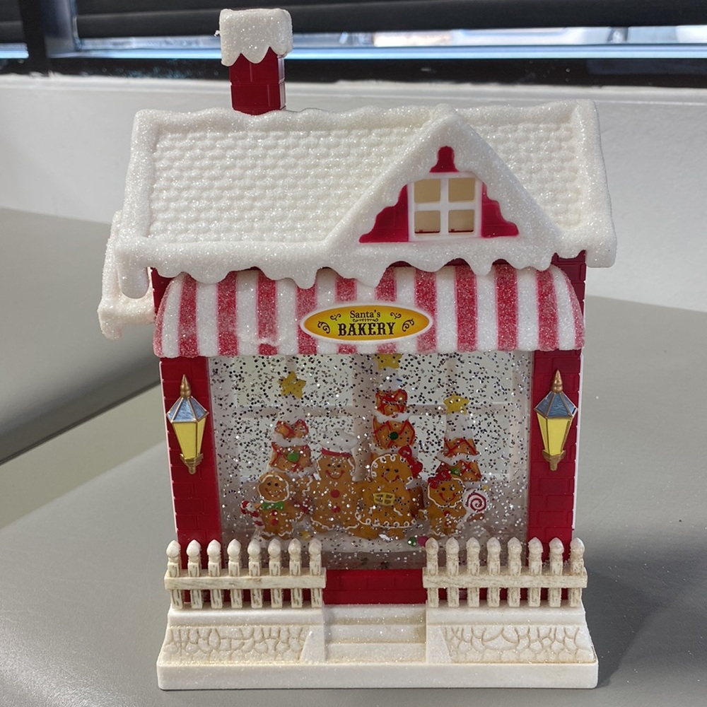 NIB Regency Gingerbread Shop Water Globe